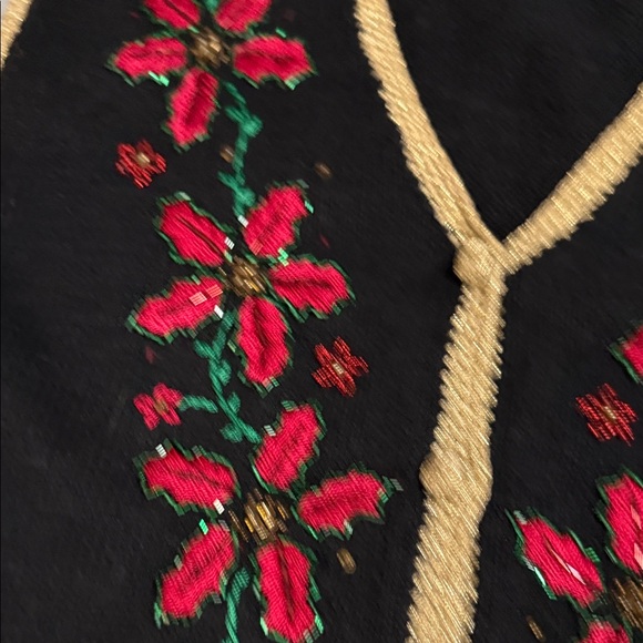 Floral Embroidered Black and Gold Women's Blouse: EXCELLENT CONDITION NO FLAWS - Picture 4 of 10